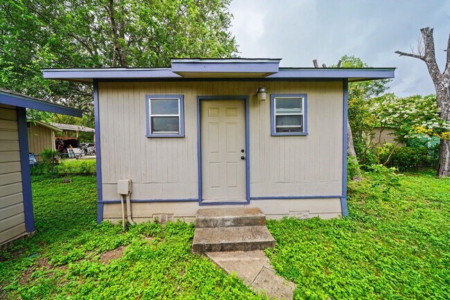 Building Photo - Classic Northeast San Antonio Gem with Two Living Areas - Realtor Commission: $500