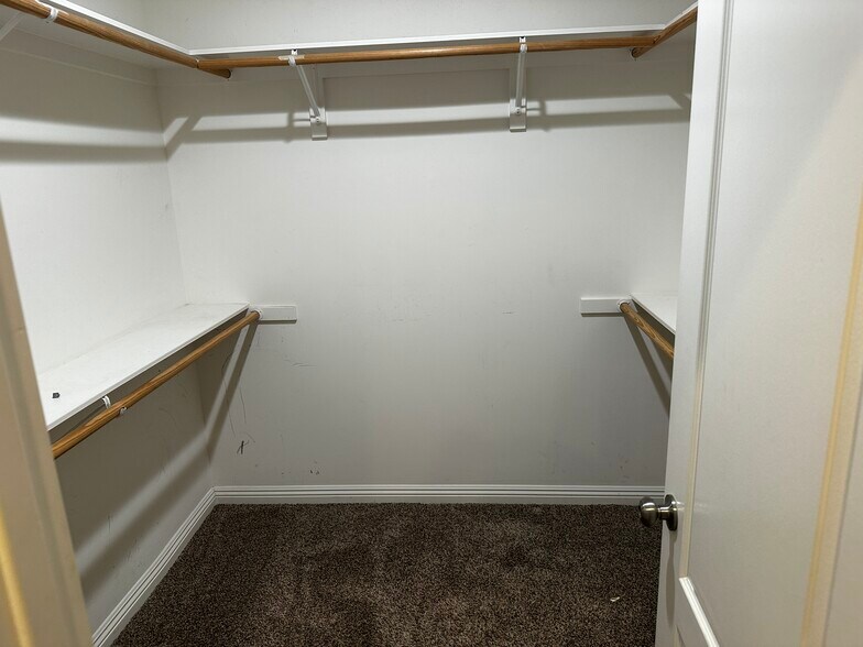 Building Photo - 5560 Buffalo Ave