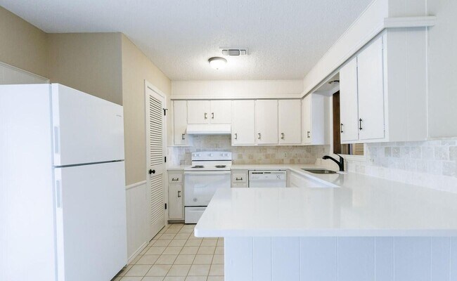 Building Photo - 3406 65th Dr