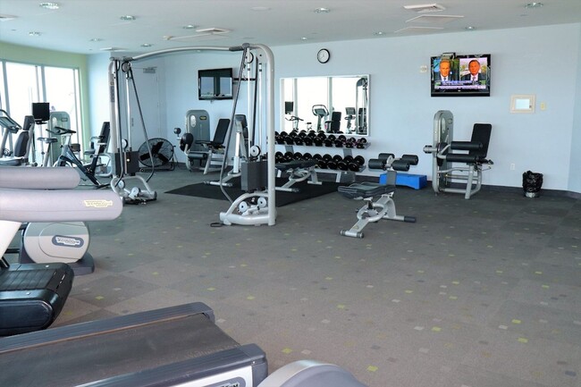 Building Photo - Unfurnished Downtown Hi-Rise Loft near the...