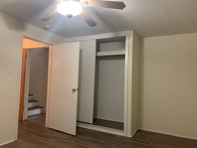 Building Photo - Two story home, convenient location, 2950 sf