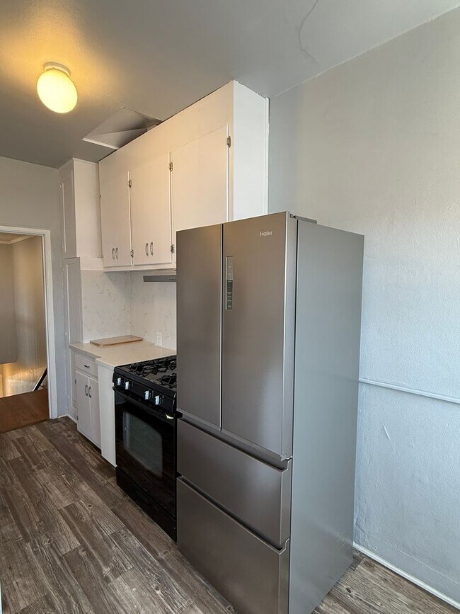 Building Photo - Beautiful 2 bedroom 1 bathroom upstairs ap...