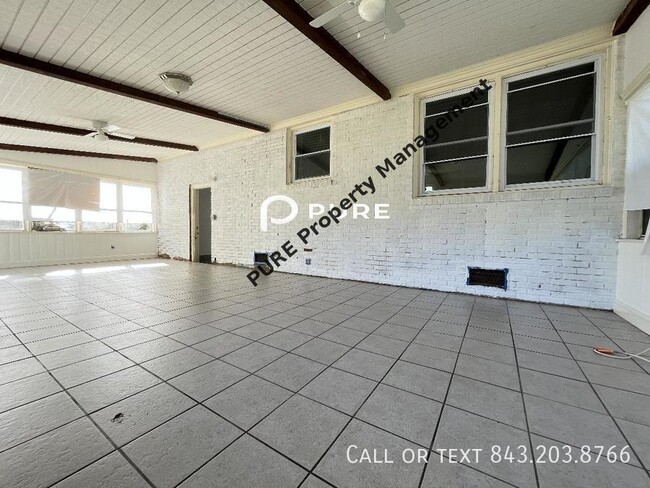 Building Photo - Endearing Ranch Style Home with Sunroom !!