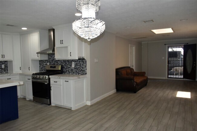 Building Photo - 5922 Lavender St