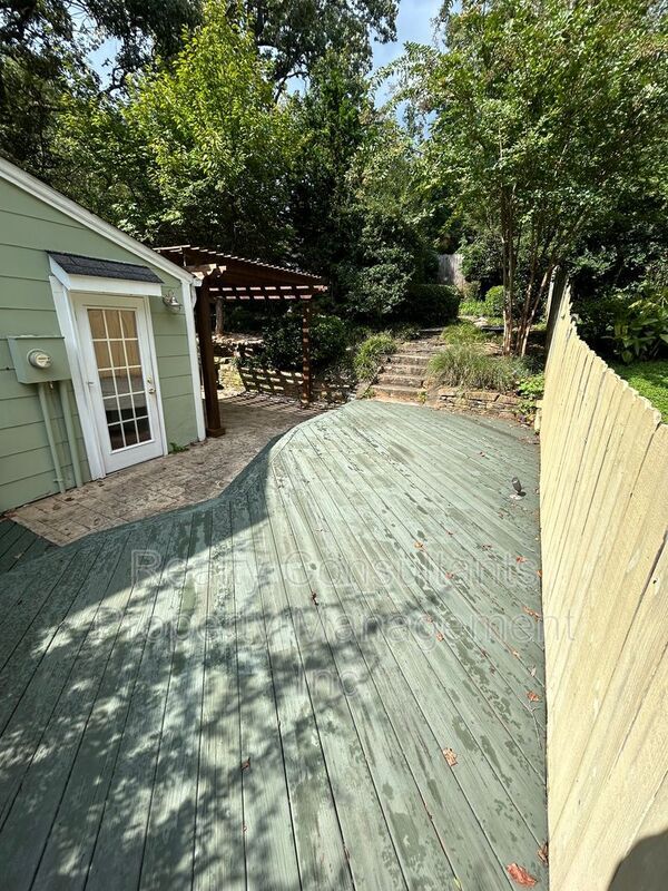 Building Photo - 2461 Lyndhurst Ave