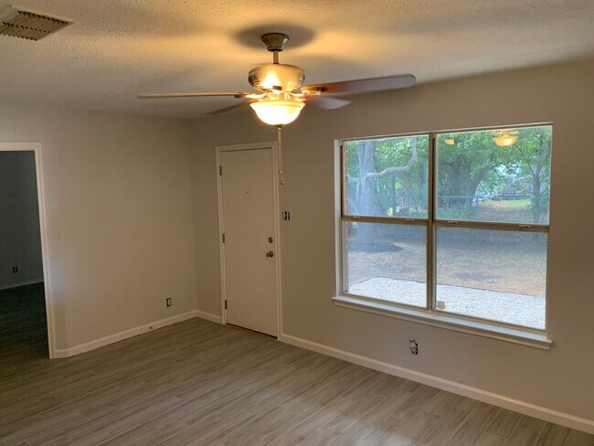 Building Photo - Beautifully remodeled 3/2