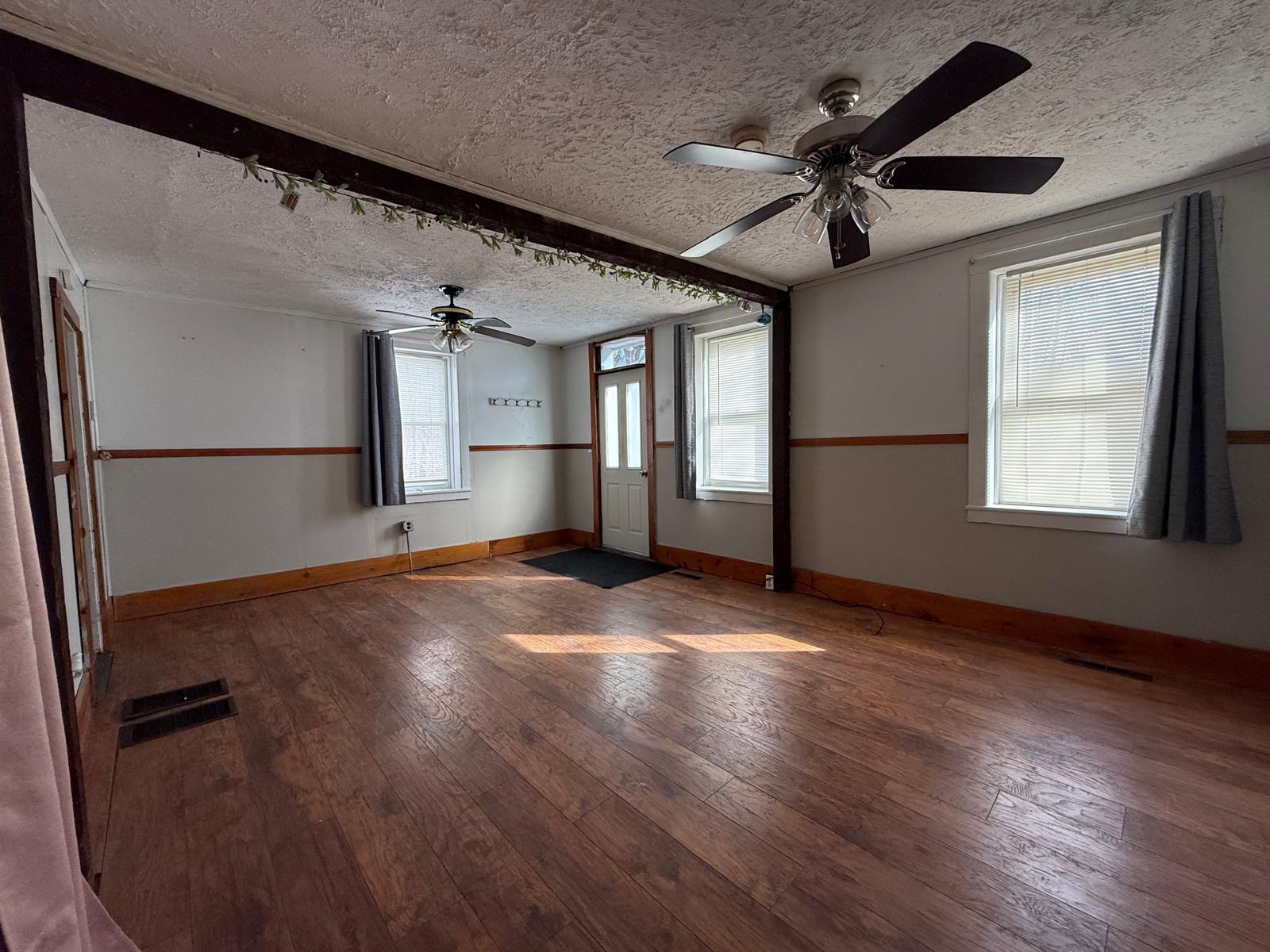 Building Photo - 977 Riverside Dr