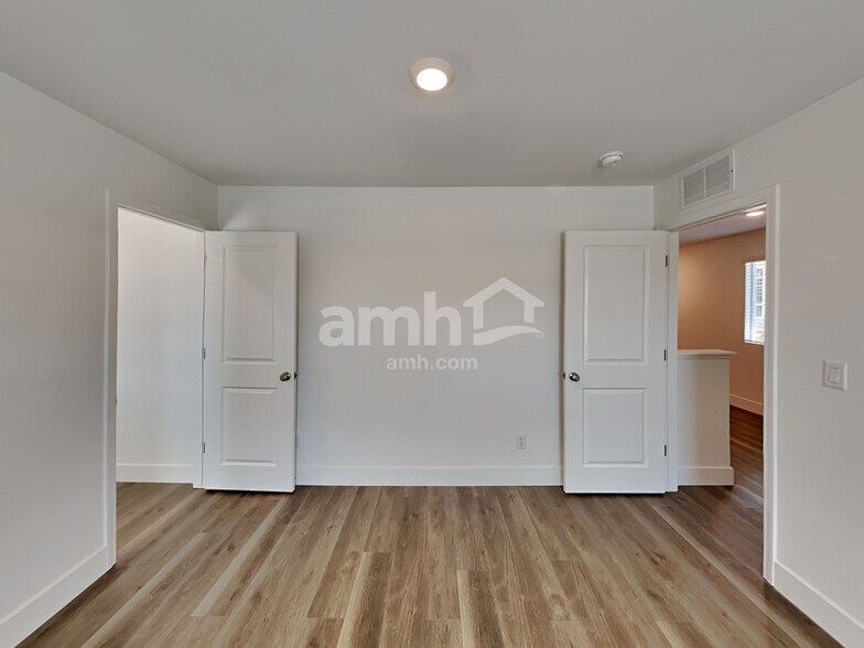 Building Photo - 5856 Vaes Dothrak St