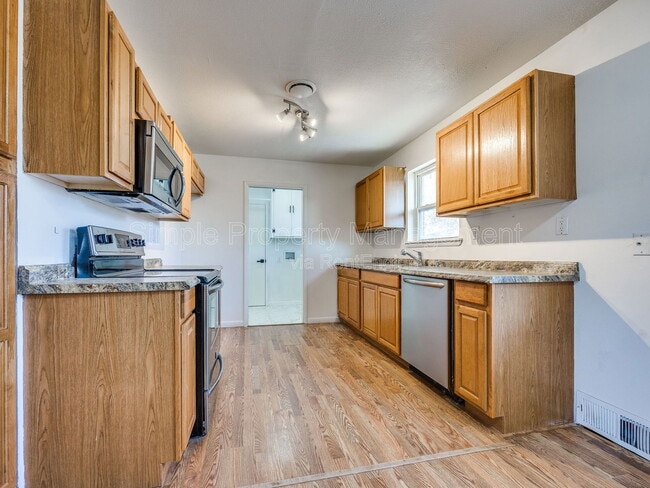 Building Photo - 611 Garth Brooks Blvd