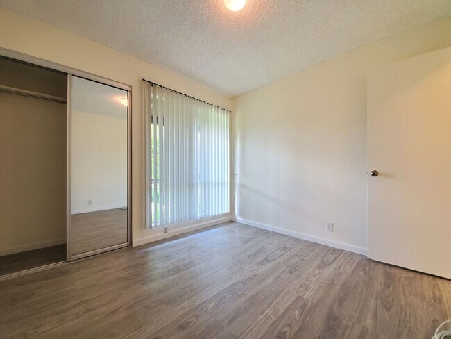 Building Photo - Now available, Fresh & Bright 2bd, 1.5ba 2nd Floor Corner-Unit located in the beautiful Palm Villas