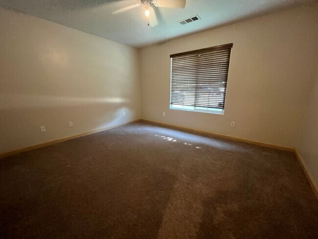 Building Photo - Charming home for rent in Visalia *RENT REDUCED*