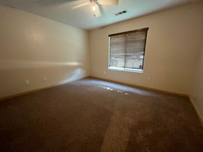 Building Photo - Charming home for rent in Visalia