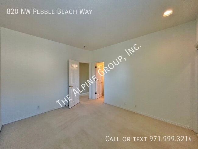 Building Photo - 820 NW Pebble Beach Way