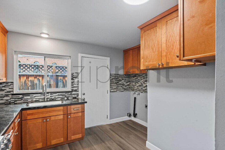 Building Photo - 743 Miller St