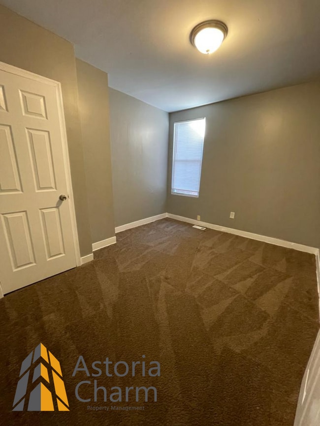 Building Photo - 3 Bedroom 1.5 Bath Spacious Bedrooms on Ashburton Street