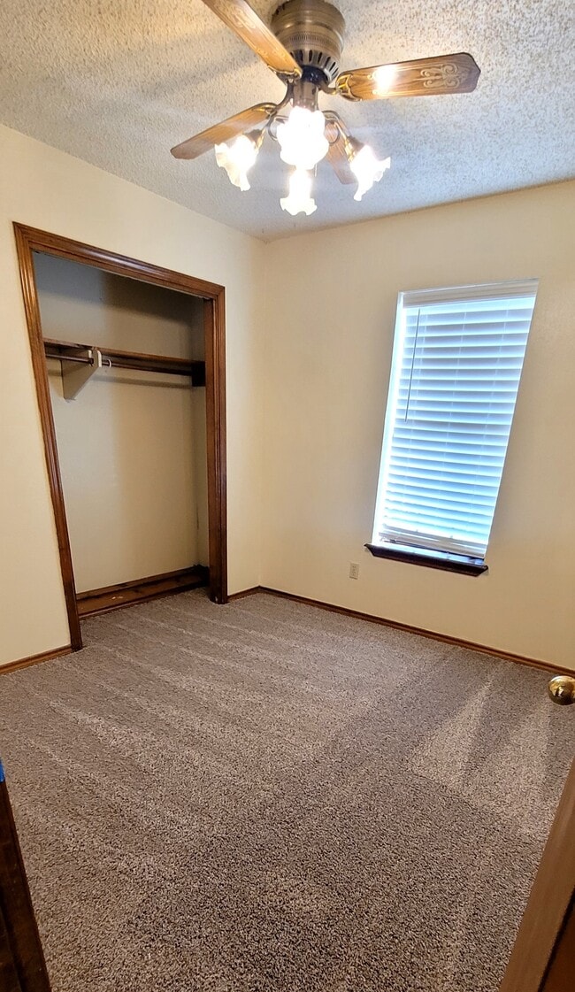 Building Photo - 3006 Hilldale Dr