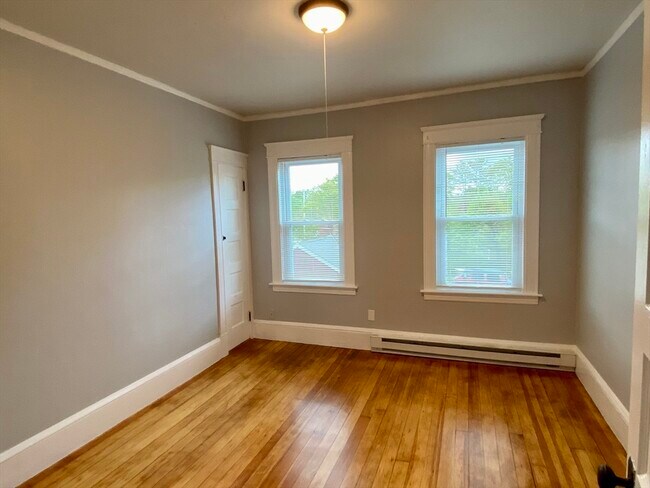 Building Photo - 308 Pleasant St