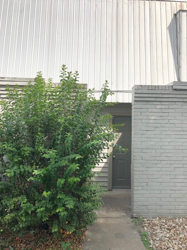 Building Photo - 2413 Mission Hill Dr