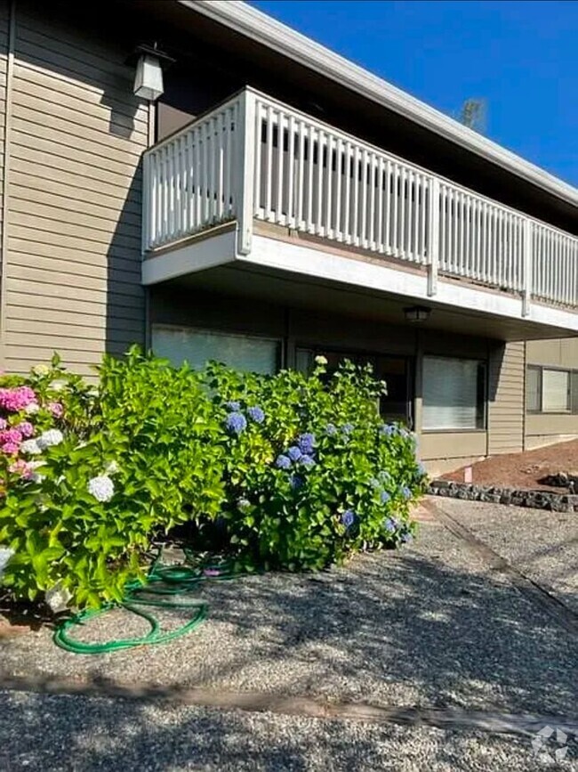 Building Photo - 2 bedroom 1 bath daylight basement unit in...