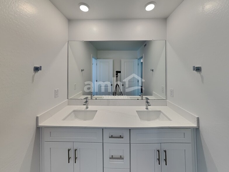 Building Photo - 20177 W Thomas Rd