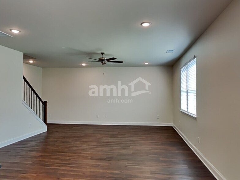Building Photo - 312 Willow Ln