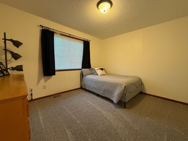 Building Photo - Great 3BR/2BA End Unit Elk River Townhome Available June!