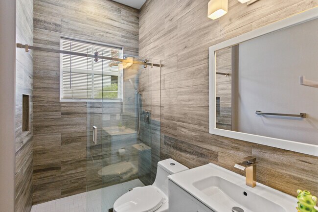 Building Photo - 1071 Bluewood Terrace