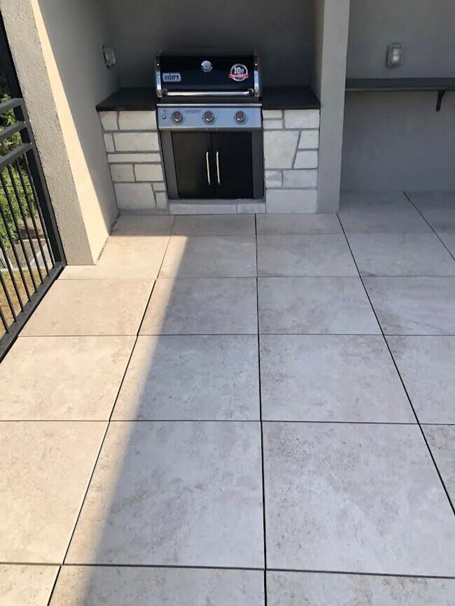 Building Photo - Beautiful 3 Bed, 4 Bath Home, Stunning Views from Rooftop Deck, D-12, close to DT and Military