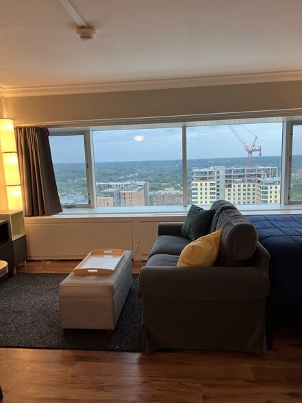 Primary Photo - 555 E William St