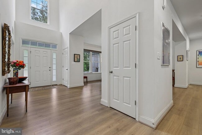 Building Photo - 303 Bonheur Ave