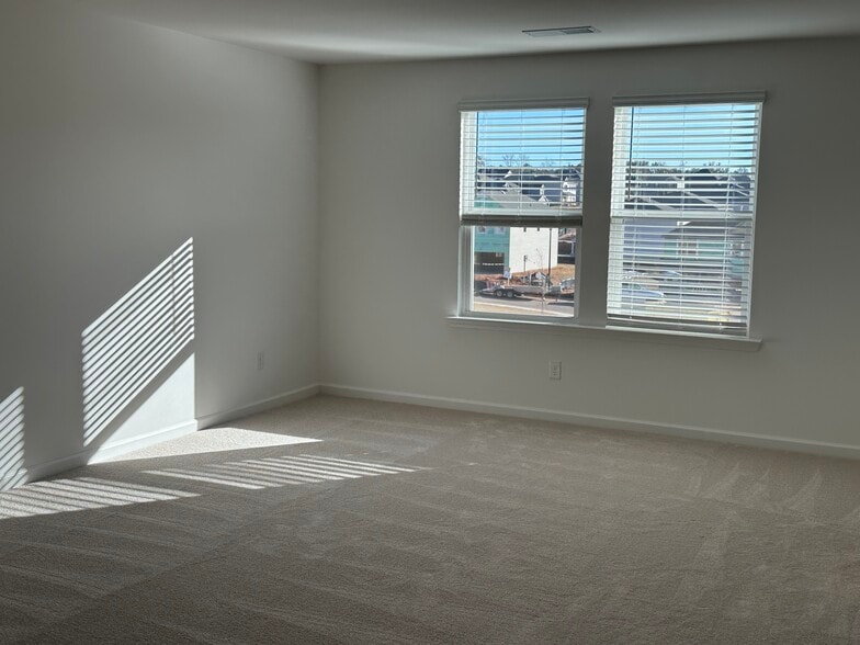 Building Photo - 1112 Holland Dr