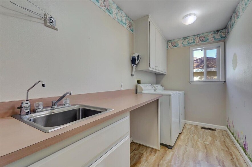 Laundry Room - 18527 Jayhawk Dr