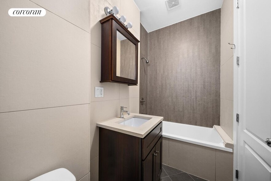 Building Photo - 762 Hancock St