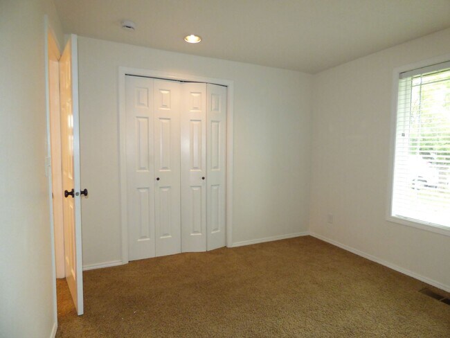 Building Photo - 3 Bed 2 bath home in North Salem!