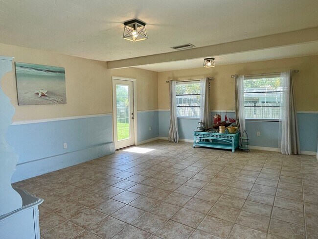Building Photo - Charming 3-Bedroom Home for Rent in Prime ...