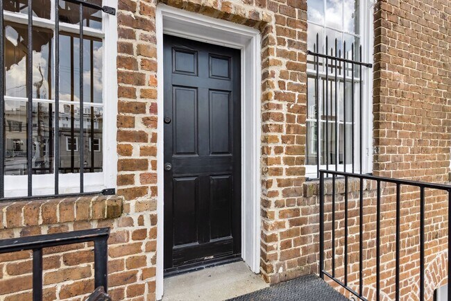 Building Photo - Historic One Bedroom Apartment in Downtown Savannah
