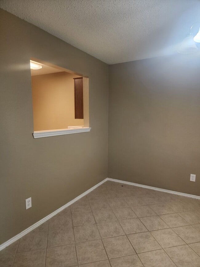 Building Photo - Quiet and Cozy 2 Story Home