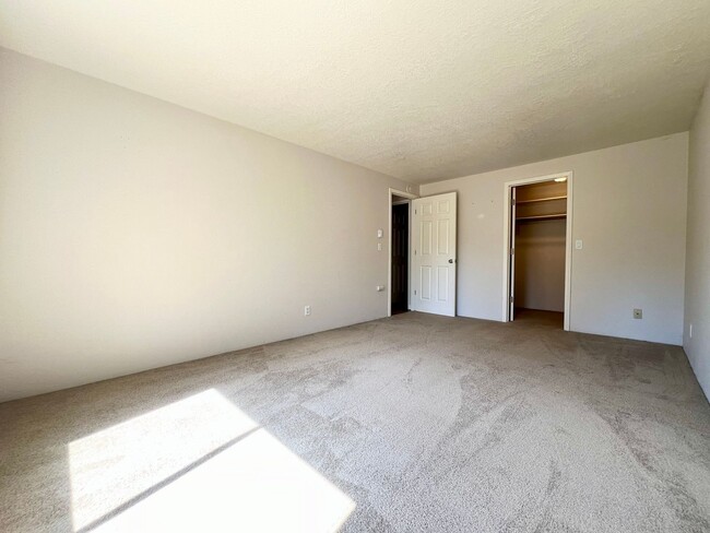 Building Photo - 2 Bed 1 Bath Apartment in Lake Oswego!