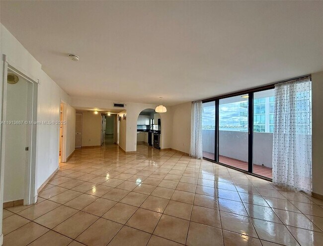 Building Photo - 555 NE 30th St