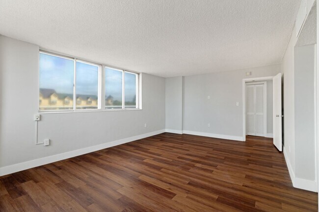 Building Photo - Spacious 2-Bedroom Waterfront Condo in Redington Shores – Long-Term Rental!