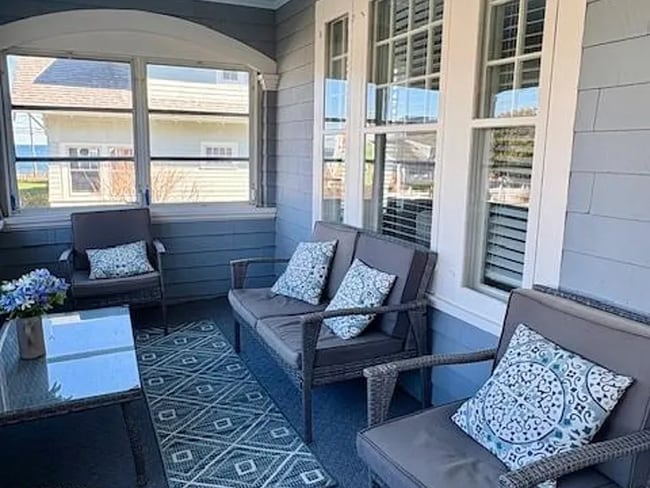 Building Photo - Charming three-bedroom, 1.5 bath fully furnished