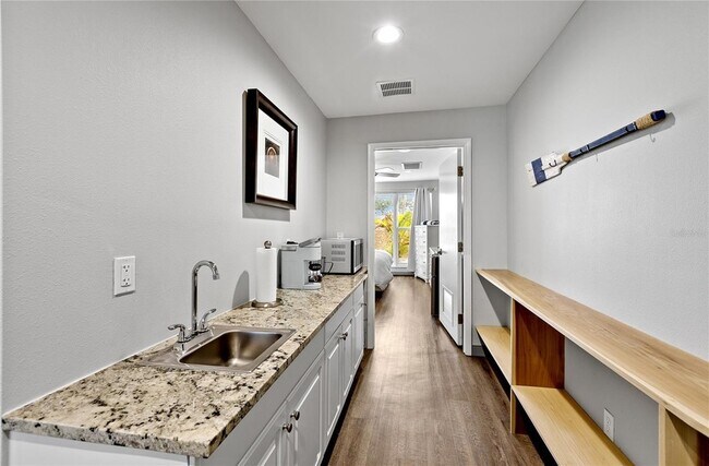 Building Photo - 601 Longboat Club Rd