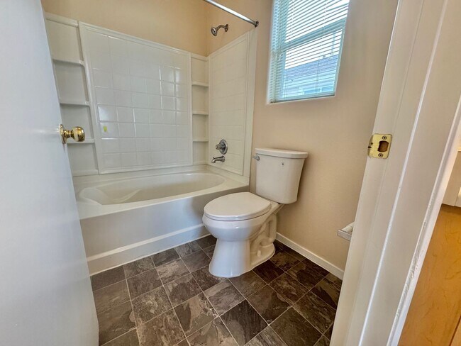 Building Photo - *** NEW YEARS WINTER WELOME DEAL!! $500 OFF FIRST MONTHS RENT IF MOVED IN 2 WEEKS!!*** COMFORTABL...