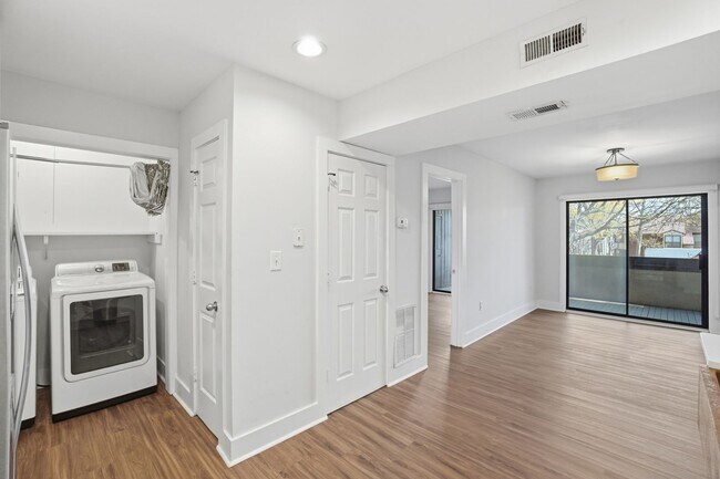 Building Photo - Beautifully Updated Condo with High-End Finishes Throughout