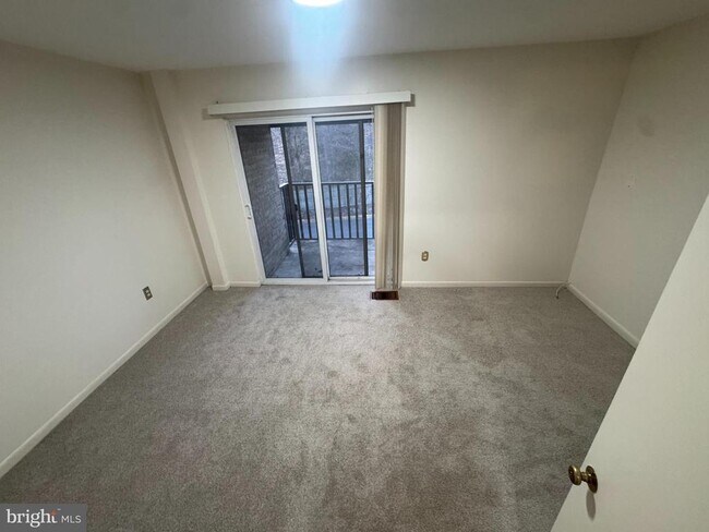 Building Photo - 9250 Three Oaks Dr