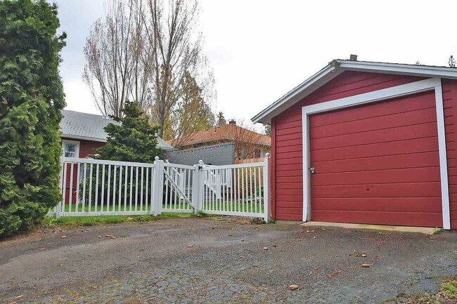 Building Photo - Charming South Hill Bungalow