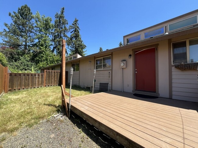 Building Photo - Bright and Airy Home with Stainless Steel Kitchen, Vaulted Ceilings & Washer + Dryer