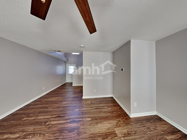 Building Photo - 2021 Sonoma Valley Dr