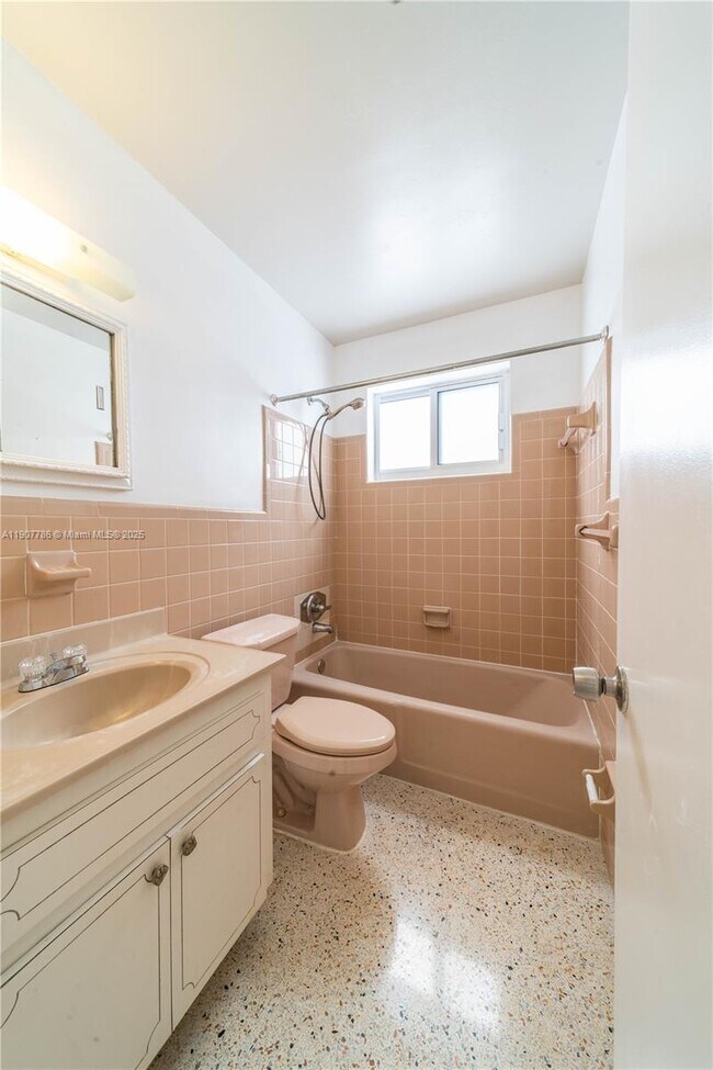 Building Photo - 23 NW 33rd Ave