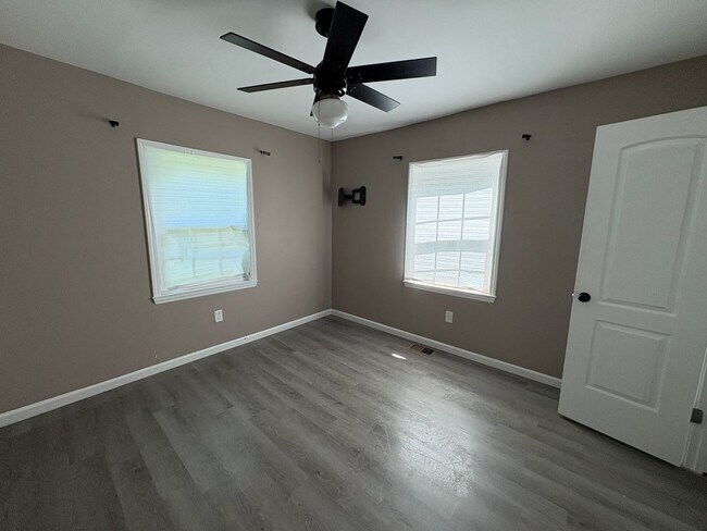 Building Photo - Cozy Living Spaces & Small-Town Energy!